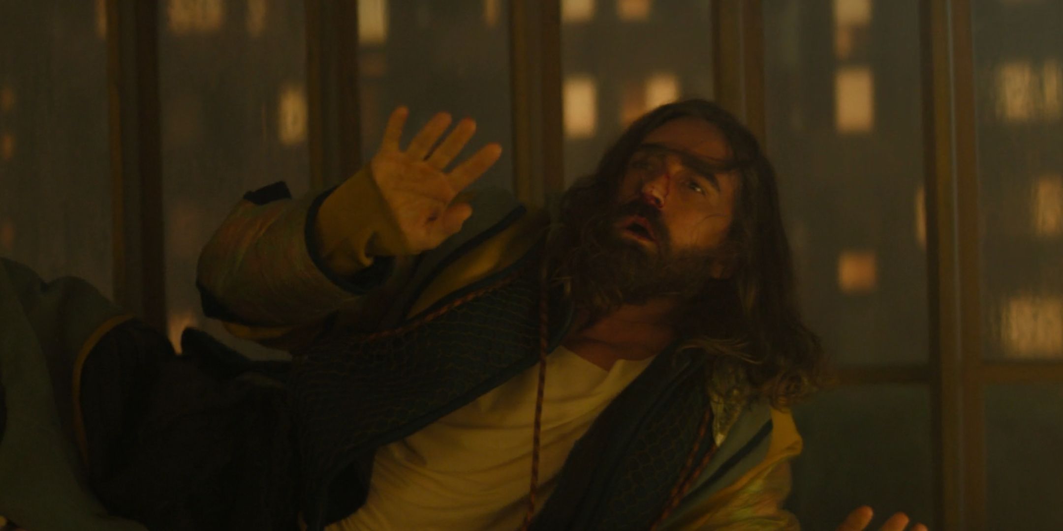 Brother Day (Lee Pace) no chão parecendo assustado na fundação