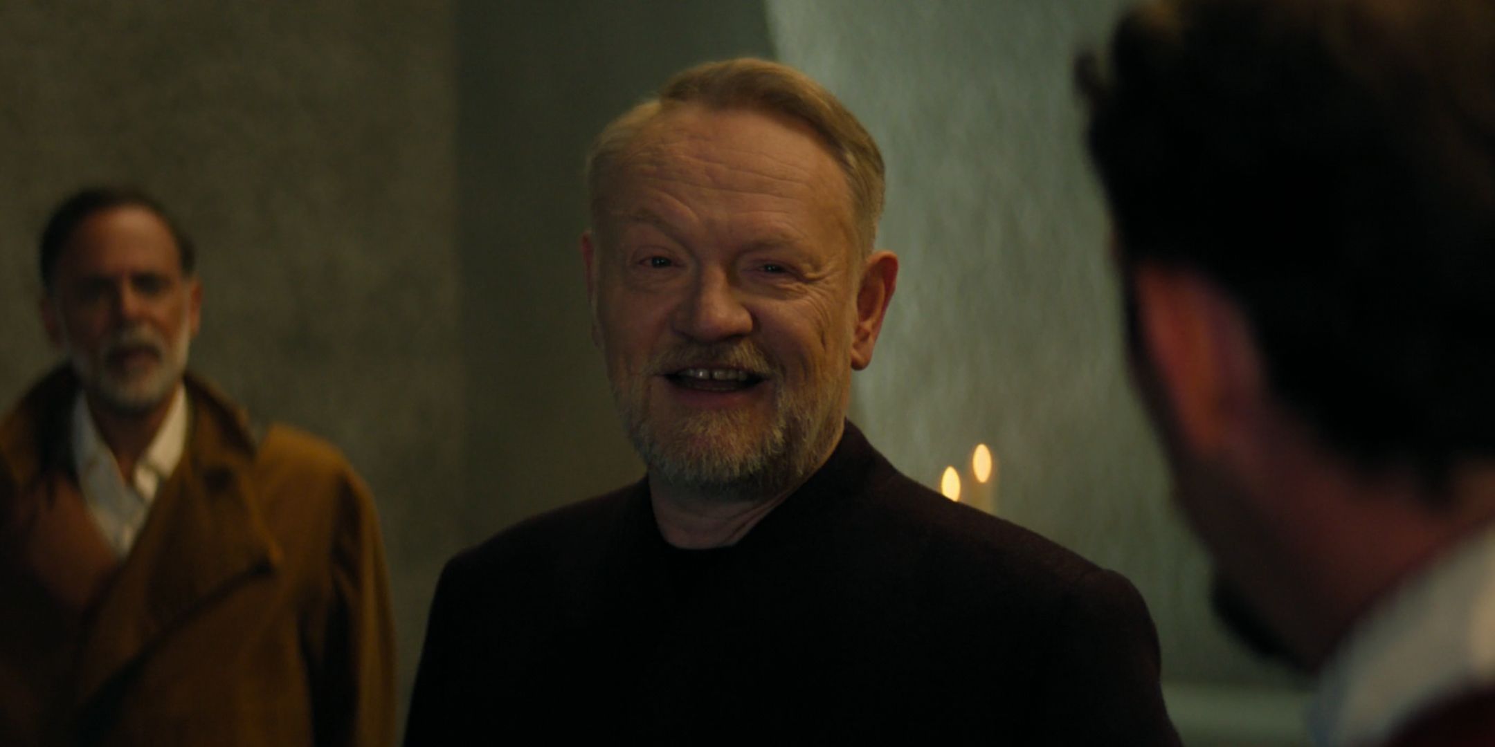 Jared Harris sorrindo como Hari Seldon na fundação