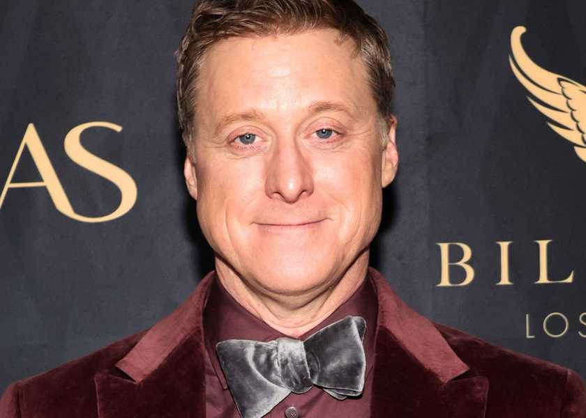 Alan Tudyk smiling