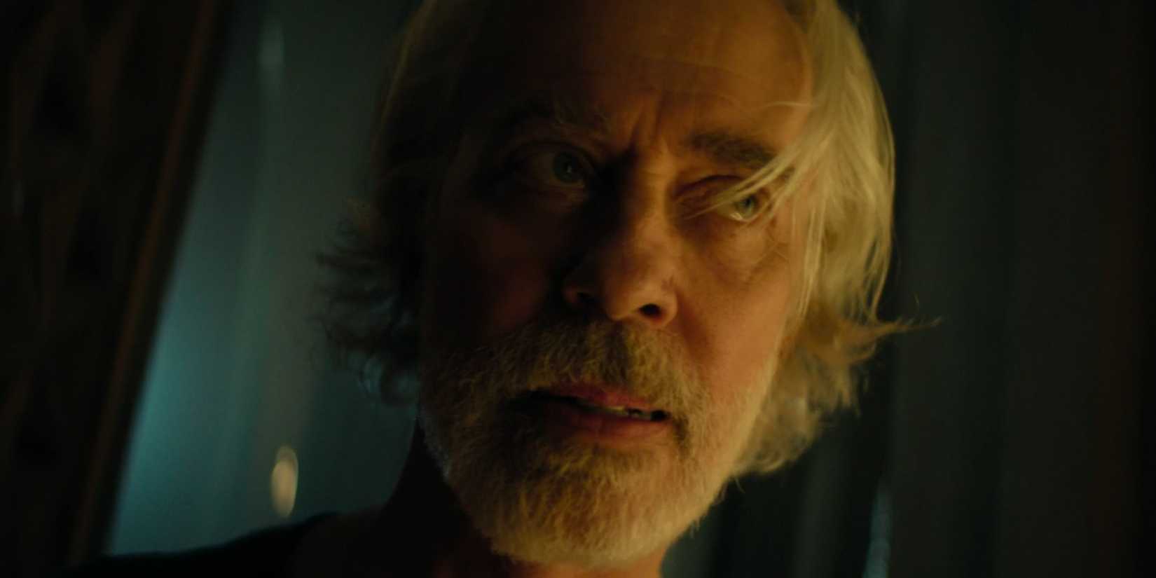 Terrence Mann parecendo ameaçador como o crepúsculo na fundação