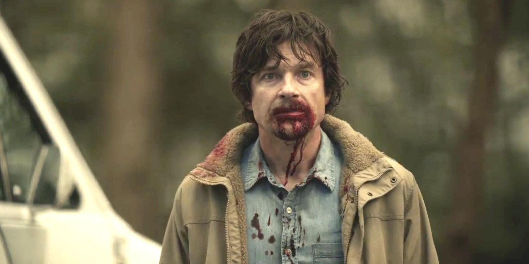 Jason Bateman con sangue intorno alla bocca in The Outsider