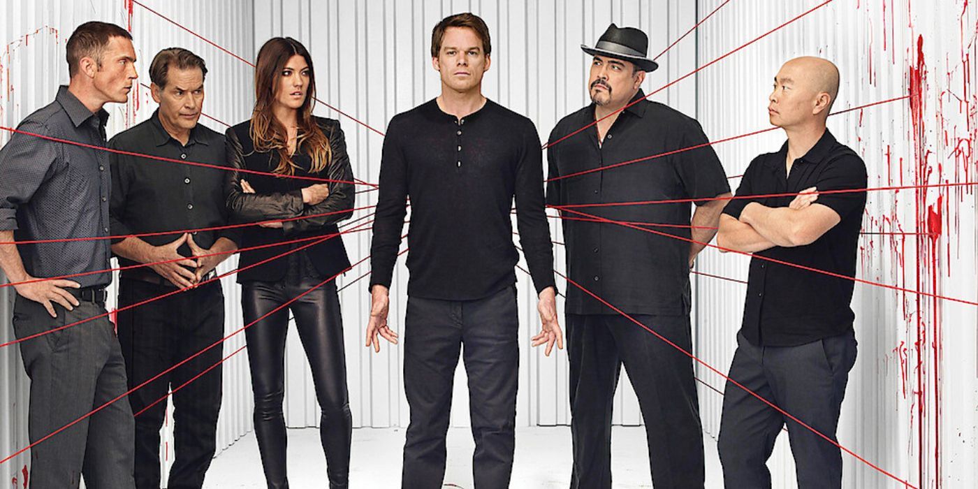 Il cast principale di Dexter in una stanza bianca con nastri rossi