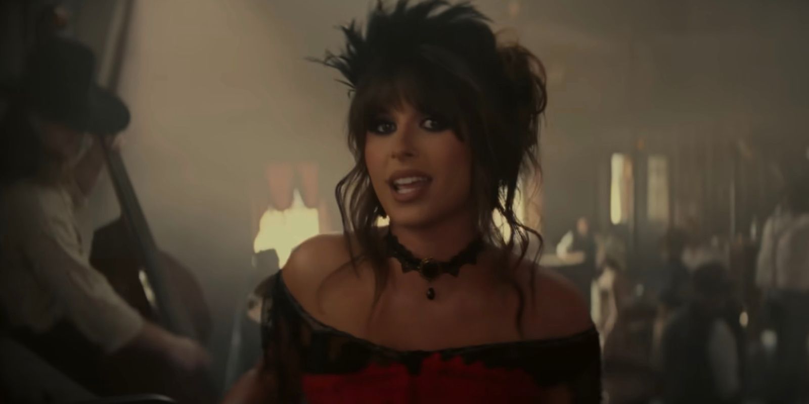 Ella Langley in un locale western durante il video musicale 'You Look Like You Love Me'