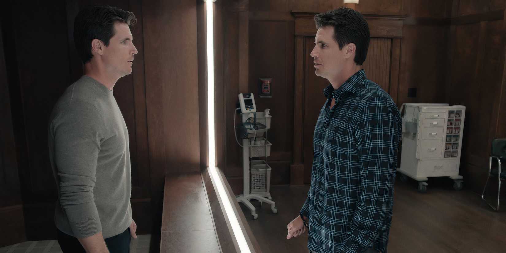 Upload's Robbie Amell looking at himself