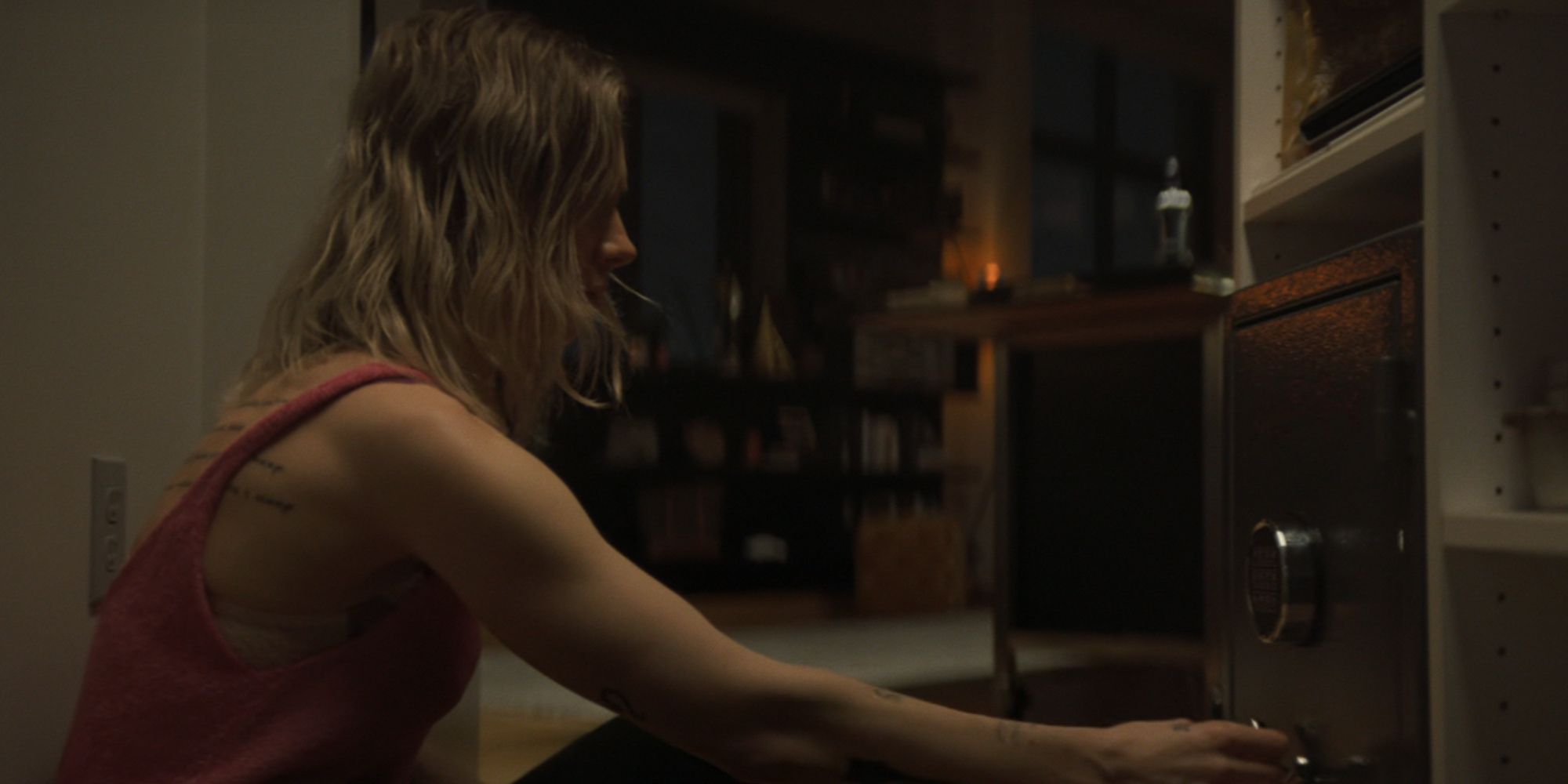 Vanessa Kirby tenta di aprire una cassaforte in Night Always Comes