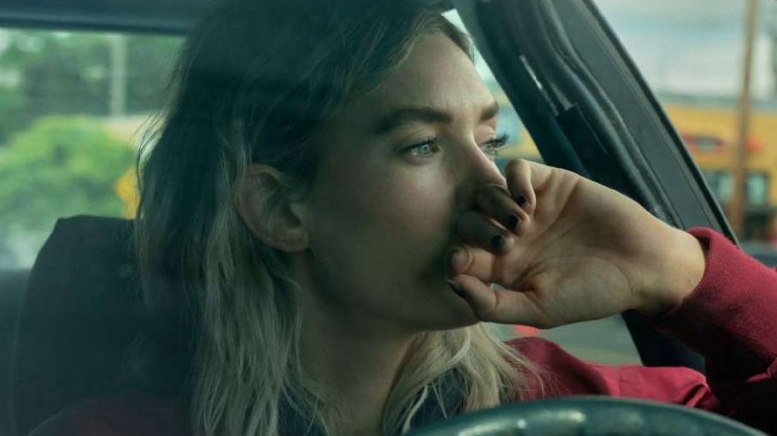 Vanessa Kirby dirige seu carro em Night Always Comes