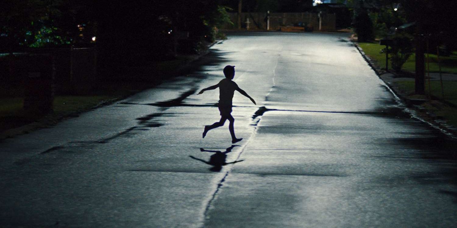 A kid runs at night in Weapons