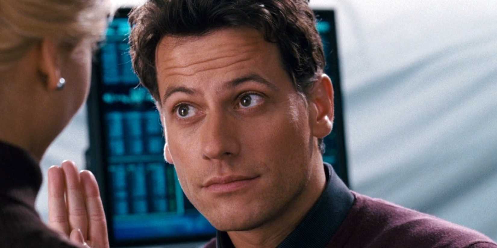 Ioan Gruffudd holding up three fingers as Reed Richards in Fantastic Four