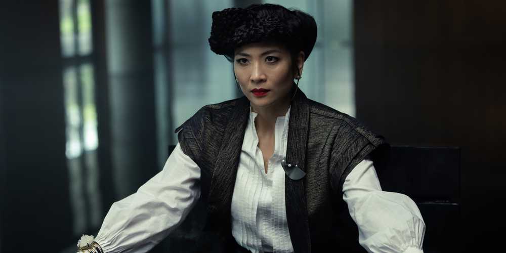 Yutani osserva con sdegno in Alien: Earth