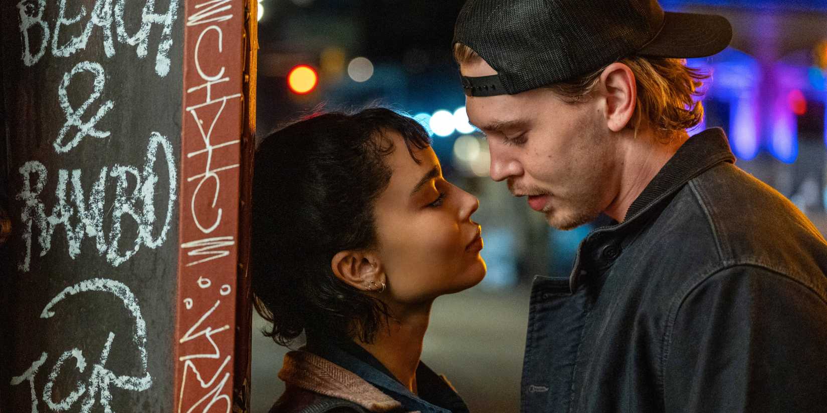 Zoe Kravitz and Austin Butler leaning in to kiss in Caught Stealing