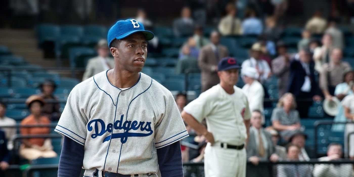 Jackie Robinson no campo de beisebol em 42.