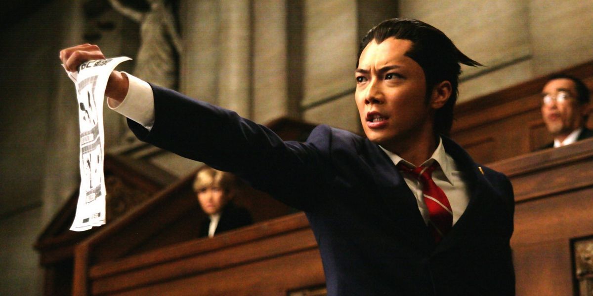 Phoenix Wright holds up a piece of paper in court from Ace Attorney 