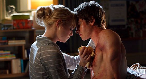 peter parker and gwen stacy in the amazing spider-man trailer
