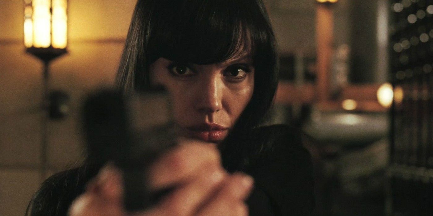 Angelina Jolie as Evelyn Salt pointing a gun in Salt