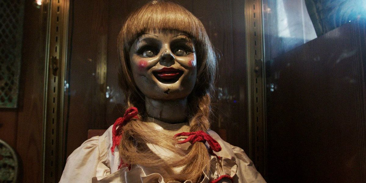 Annabelle a boneca sorrindo em seu estojo