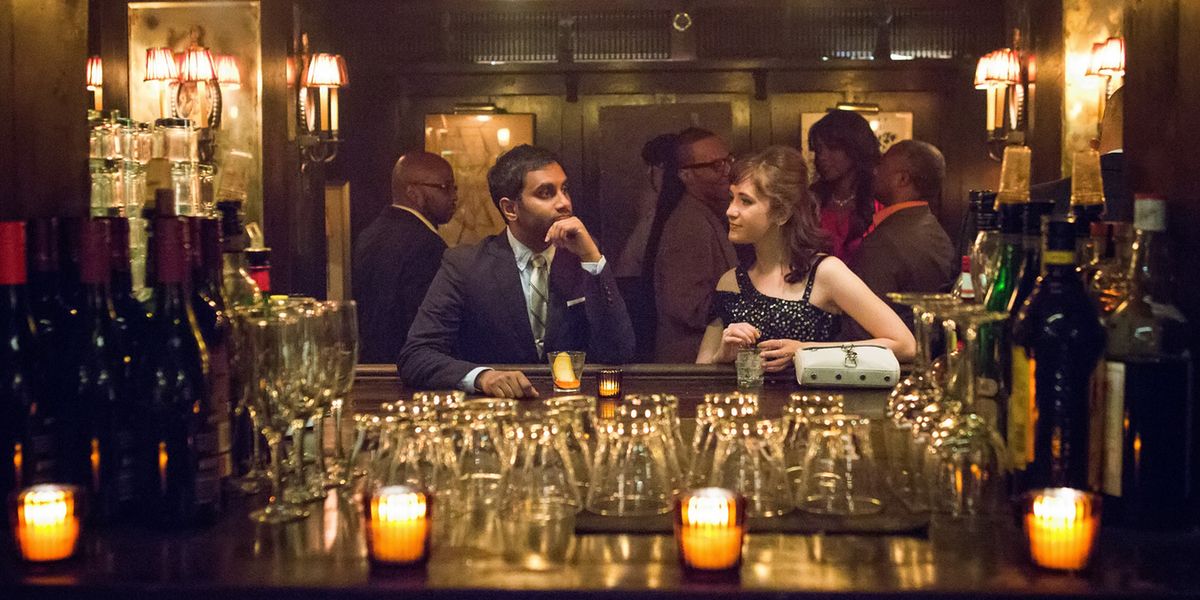 Aziz Ansari e Noel Wells sentados em um balcão de bar na 1ª temporada de Master of None