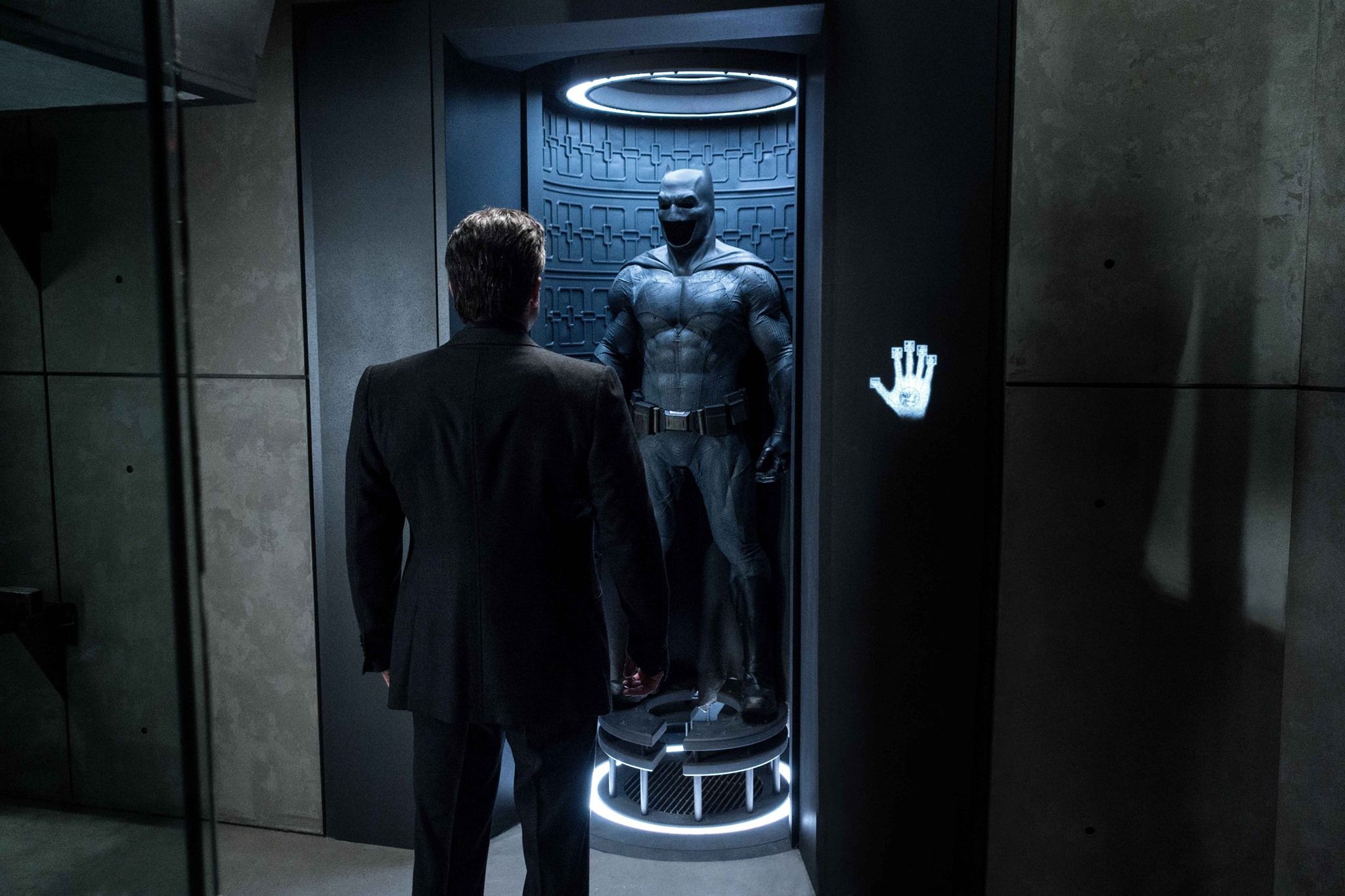 Batman V Superman Dawn of Justice_Ben Affleck and Batsuit