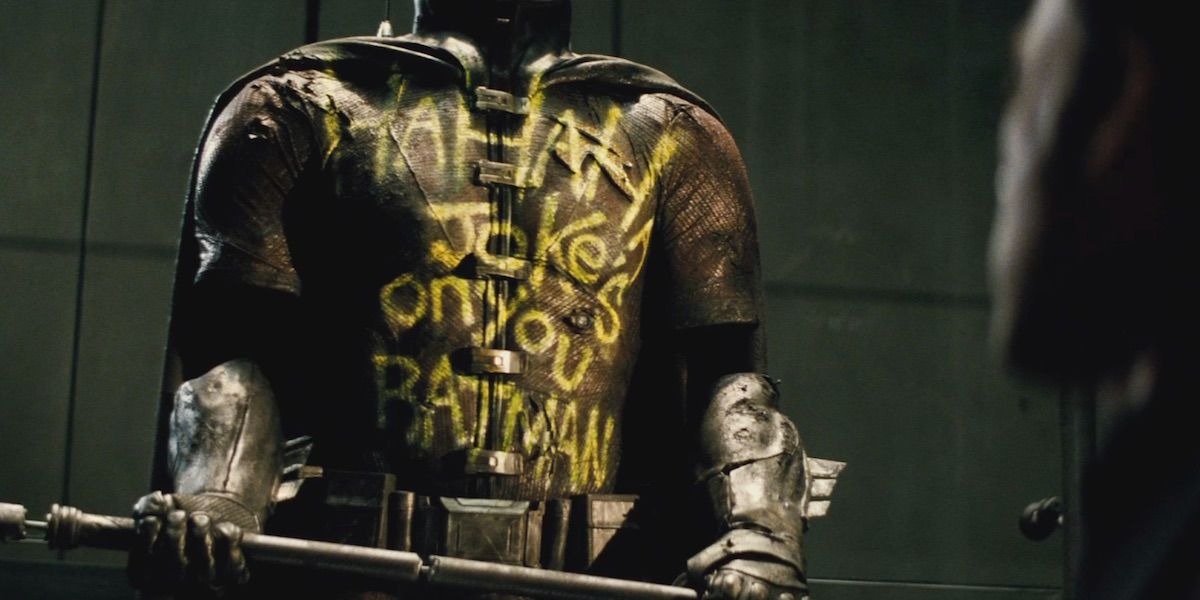 Traje de Robin com grafite nele em Batman V. Superman