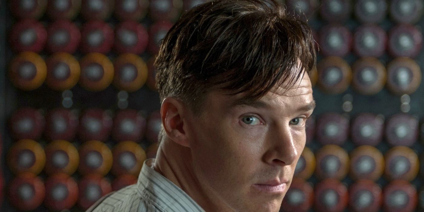 Benedict Cumberbatch olhando para trás em O Jogo da Imitação