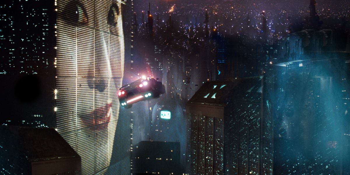 Uma cena noturna chuvosa em Blade Runner