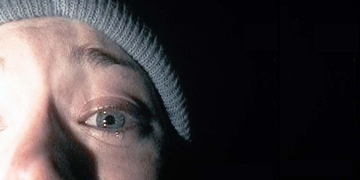 ภาพระยะใกล้ของเฮเธอร์ที่ร้องไห้ใน Blair Witch Project (1999)