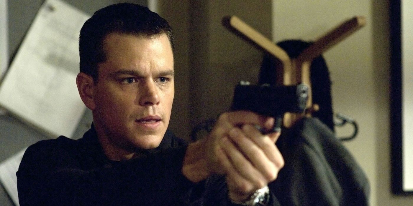 Jason Bourne com uma arma em A Identidade Bourne.