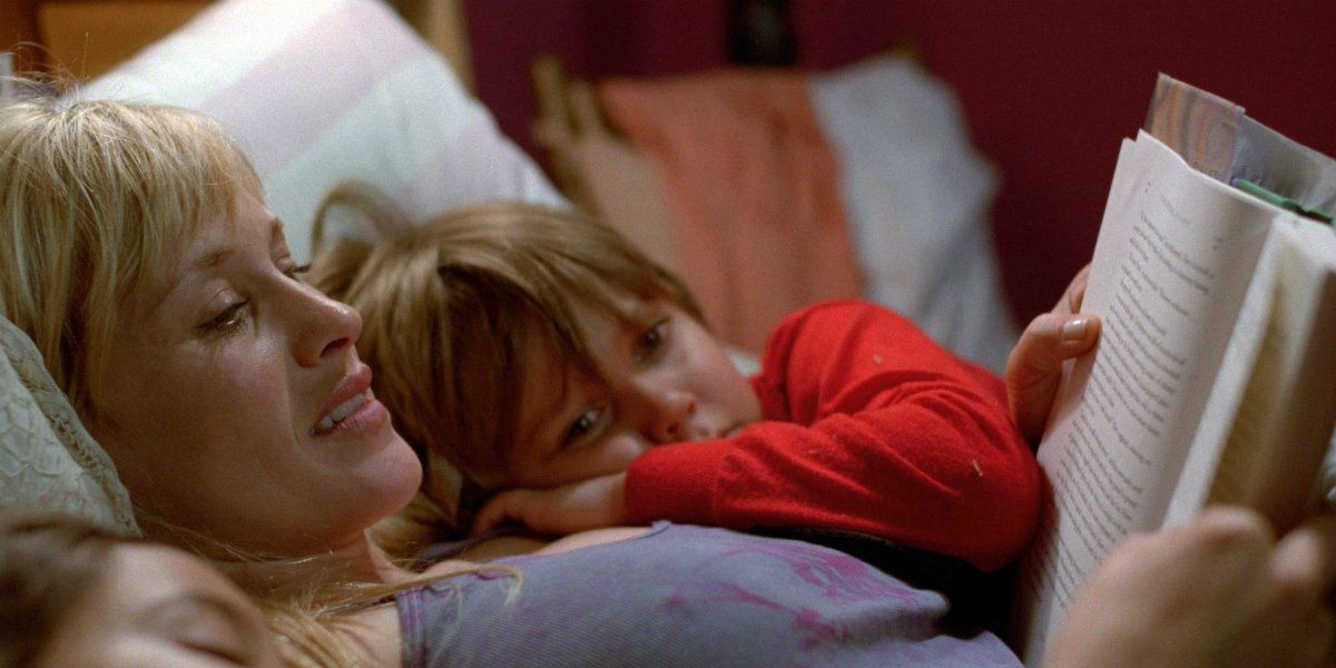 Patricia Arquette lê para crianças na cama em Boyhood 