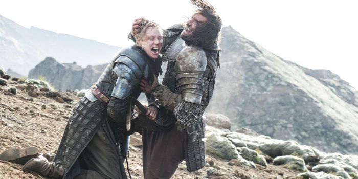 Brienne luta contra o cão da 4ª temporada de Game of Thrones