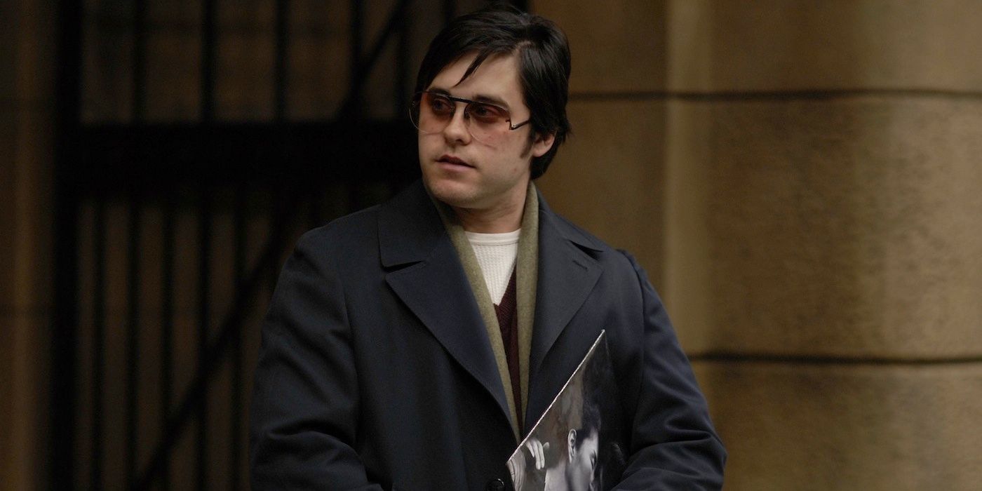 Jared Leto on a street corner as Mark David Chapman in Chapter 27
