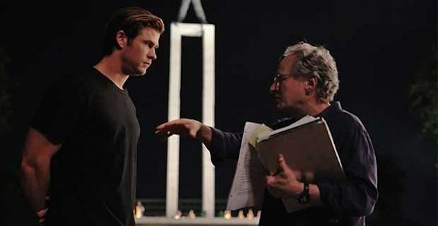 Chris Hemsworth Michael Mann On Set Blackhat