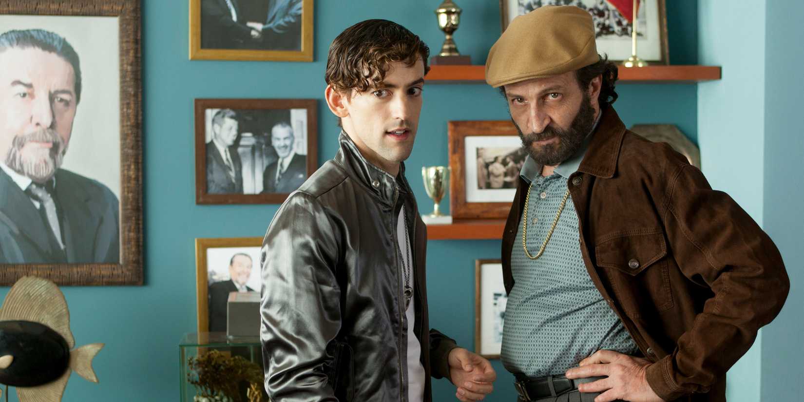 Sal looks worried in Club de Cuervos