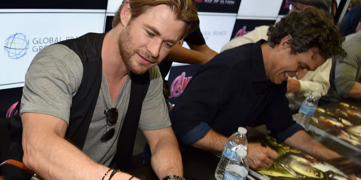 Comic Con 2013- Chris Hemsworth and Mark Ruffalo signing autographs