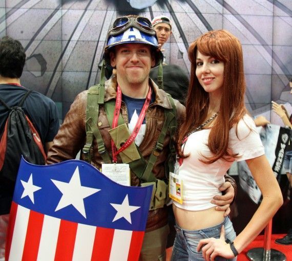 Comic Con 2014 Cosplay - Captain America, Hot Girl