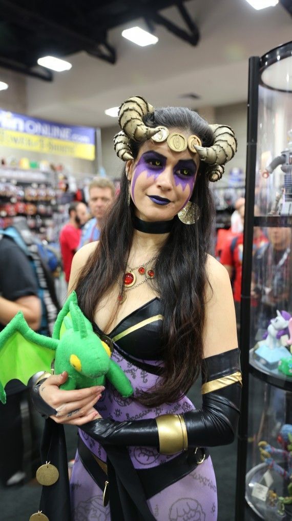 Comic Con 2014 Cosplay - Sexy Woman with Tiny Dragon