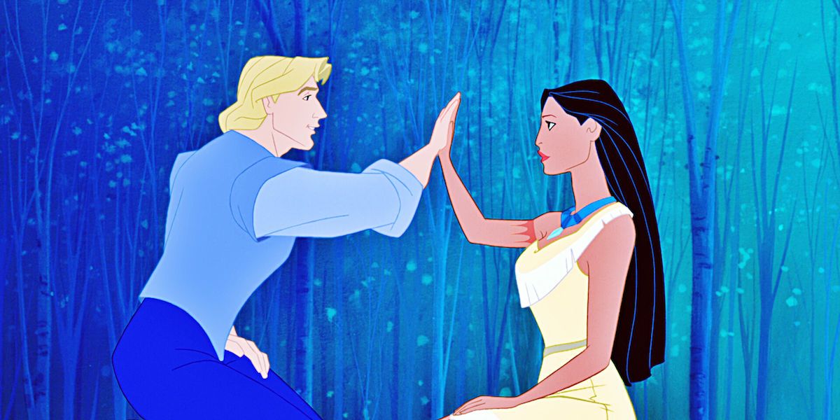 Pocahontas e John Smith colocam as mãos juntas na floresta no filme de animação