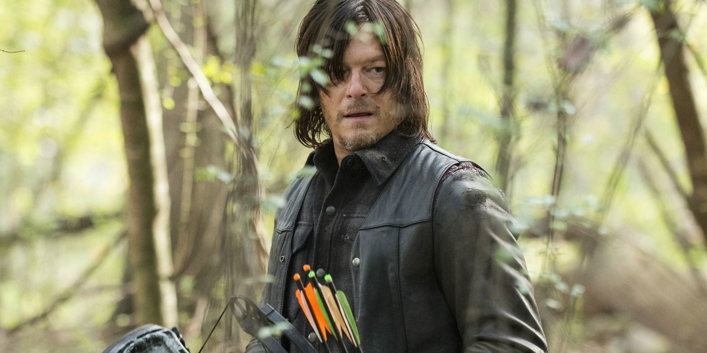 Daryl em pé na floresta em The Walking Dead