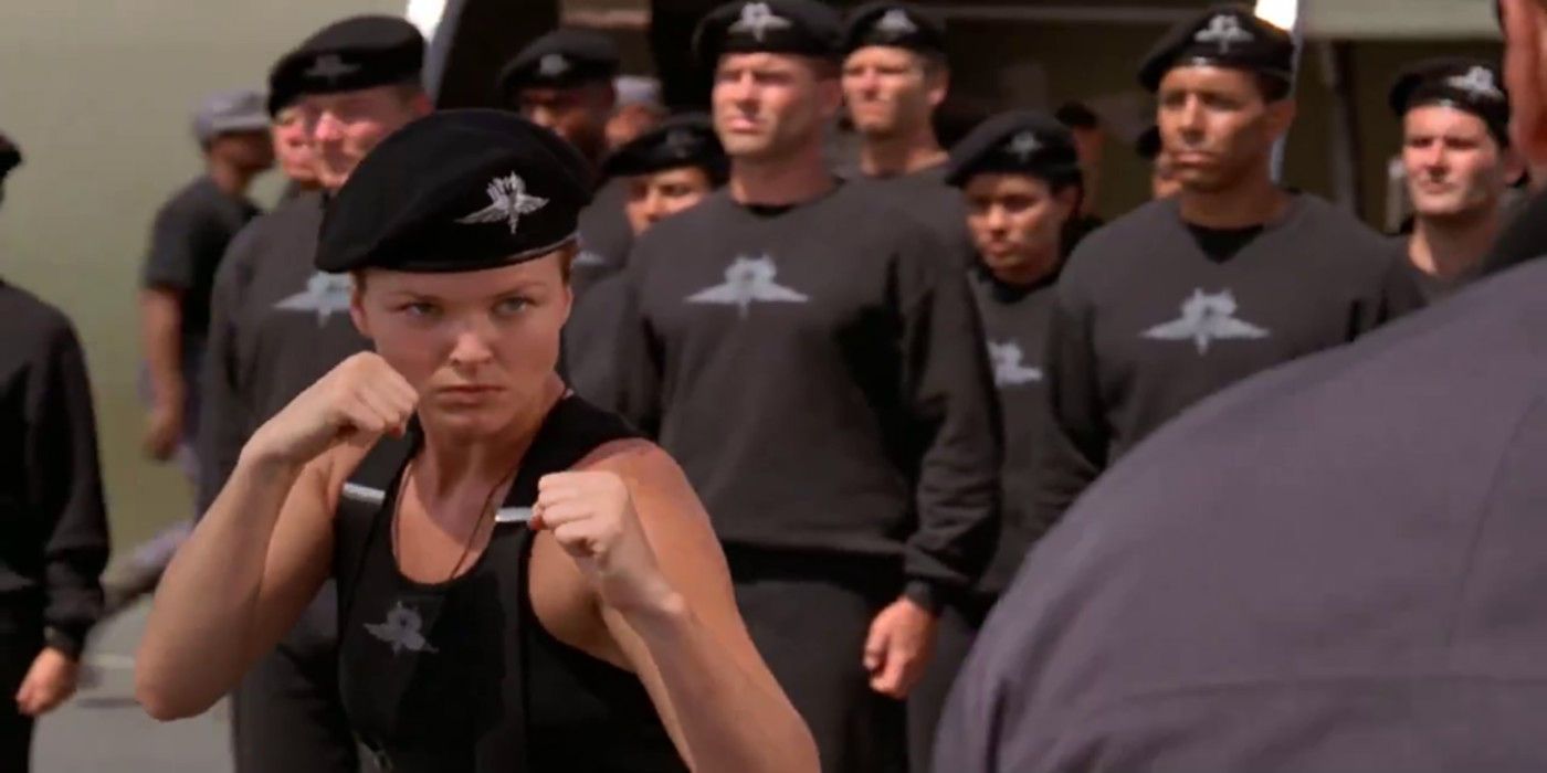 Dizzy (Dina Meyer) fighting in Starship Troopers