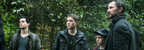 Drew Roy Connor Jessup Maxim Knight and Noah Wyle in Falling Skies The Picket Line