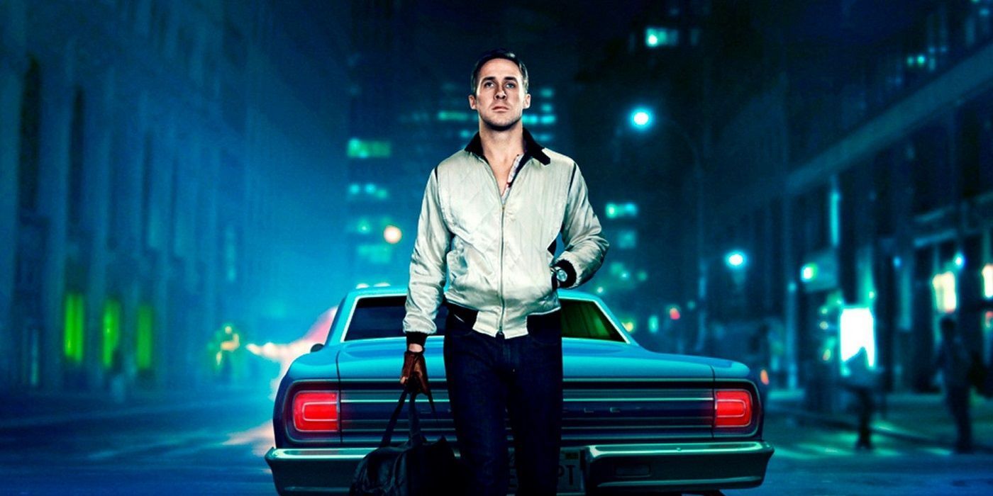 Ryan Gosling segurando uma bolsa na frente de um carro em Drive.