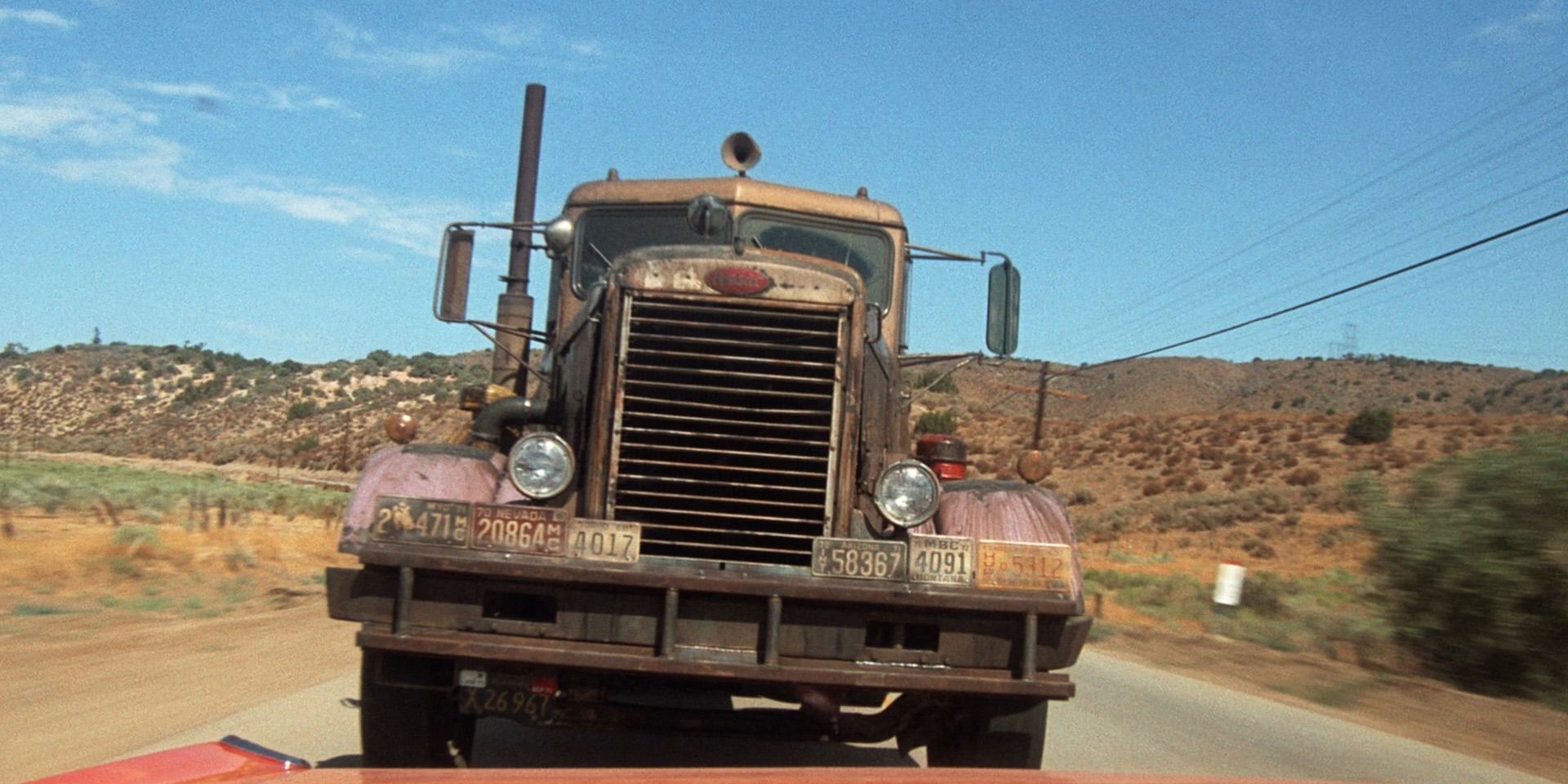 O caminhão dirigindo pelo deserto em Duel 1971