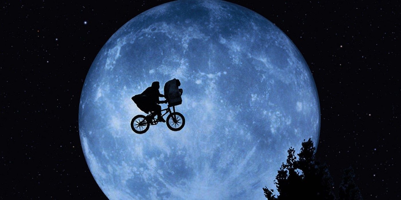 Eliot e ET voando de bicicleta ao lado da lua em ET The Extra-Terrestrial.
