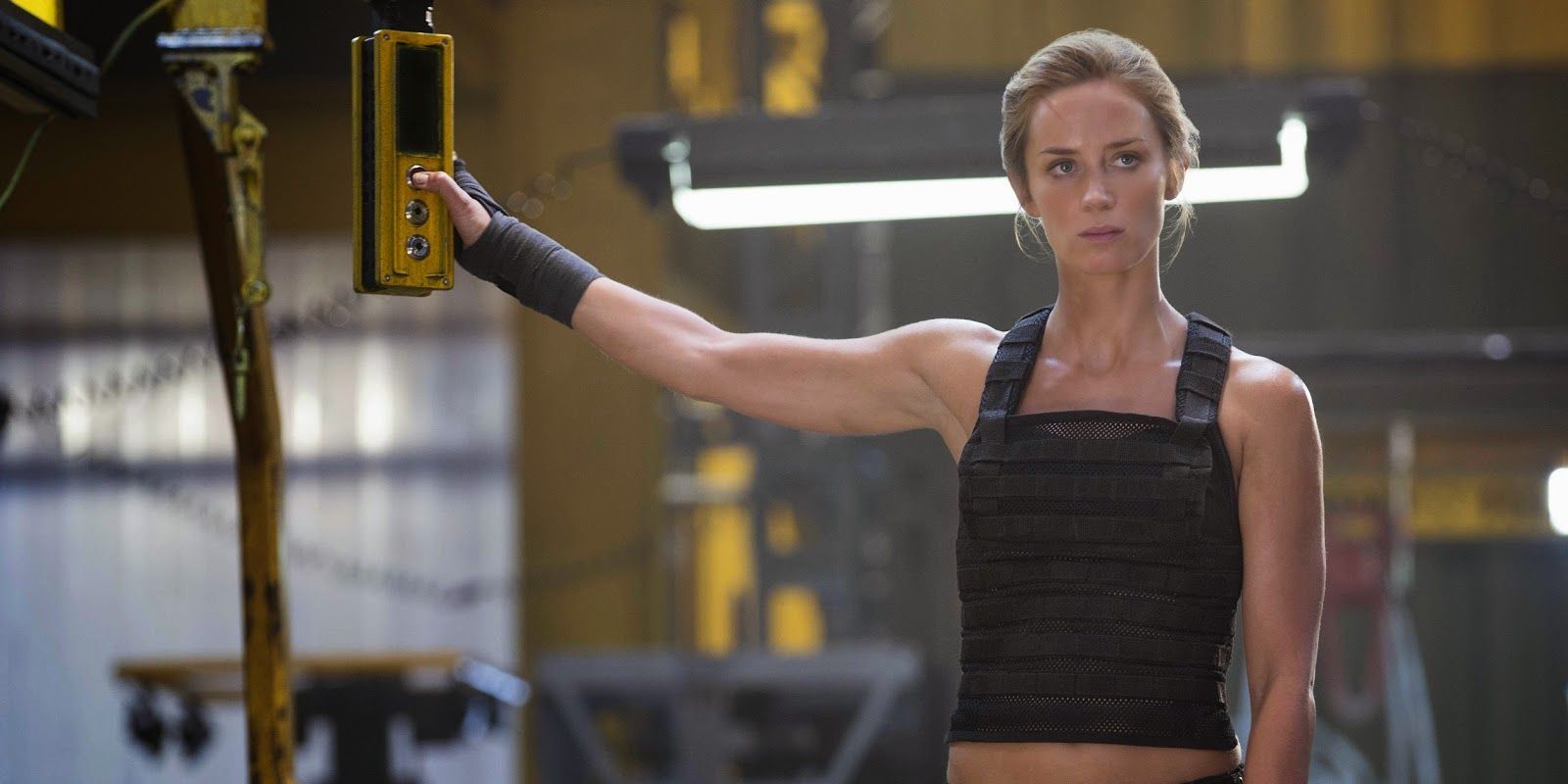 Emily Blunt leans against a machine in Edge of Tomorrow