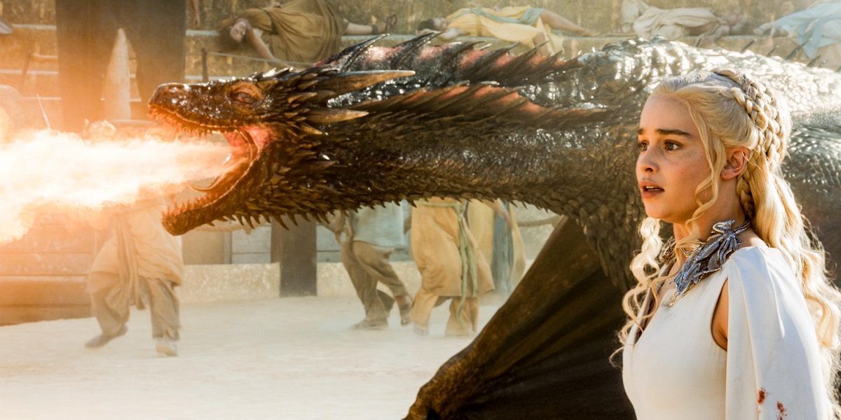 Drogon atirando fogo de sua boca enquanto Daenerys assiste em choque em Game of Thrones.