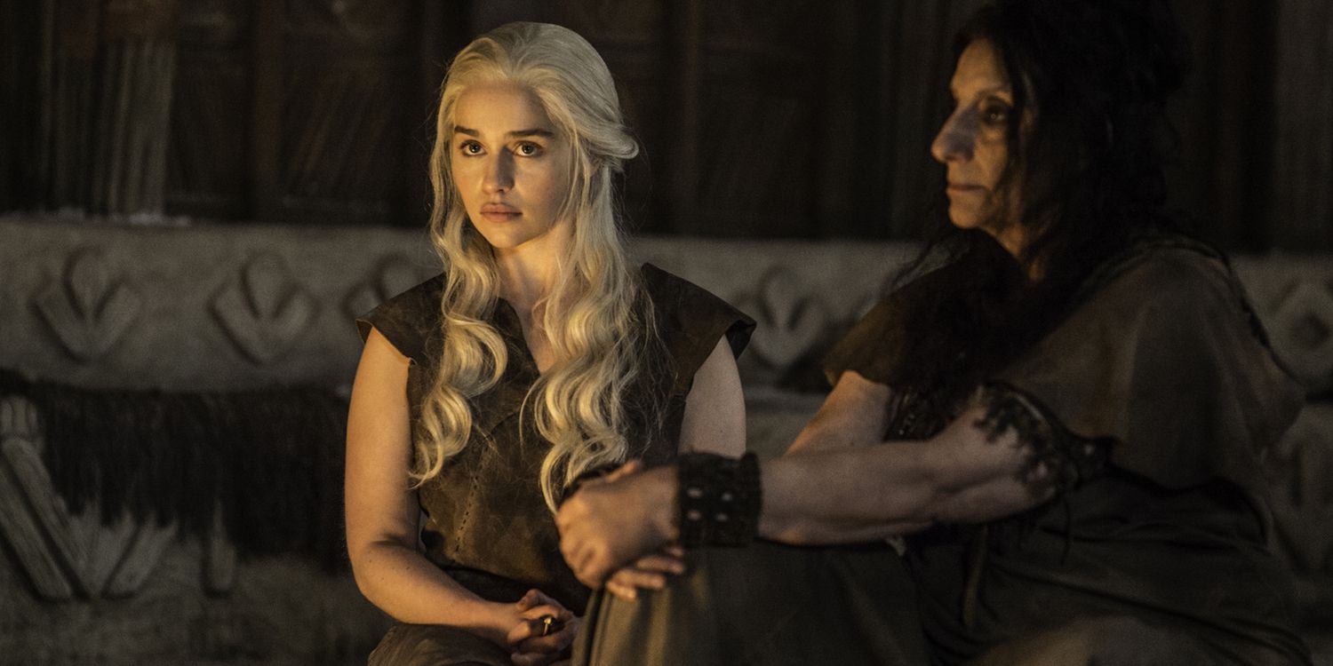 Emilia Clarke como Daenerys Targaryen e Souad Faress como Dosh Khaleen Priestess no episódio 4 da 6ª temporada de Game of Thrones