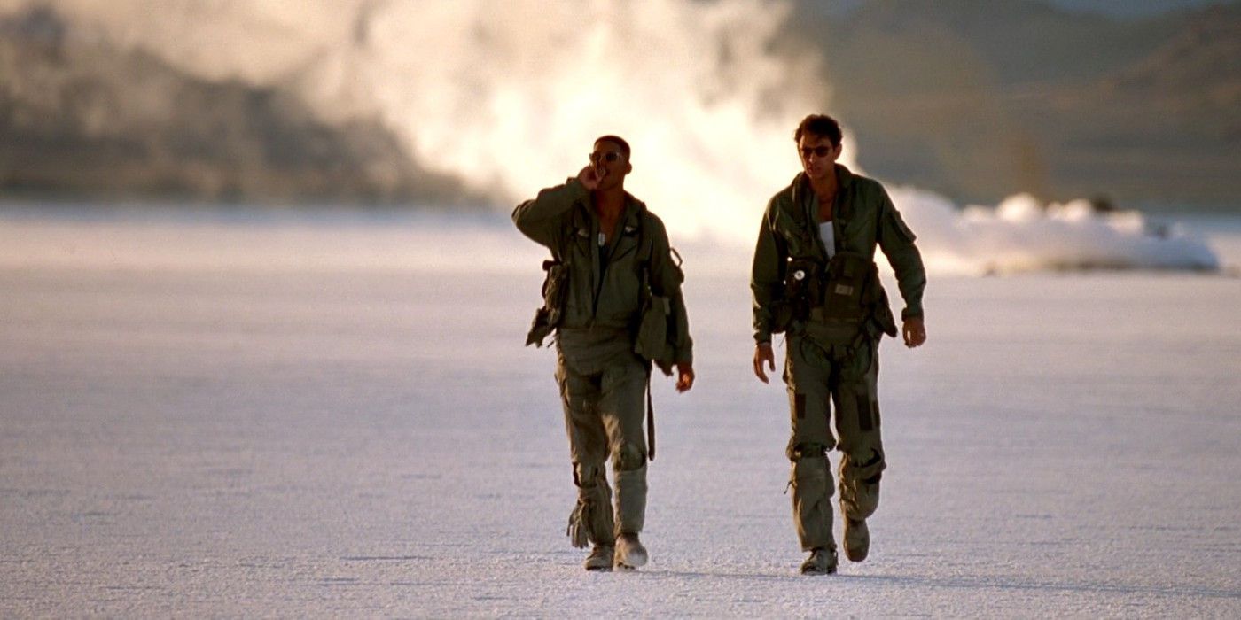 Captain Steven Hiller (Will Smith) and David Levinson (Jeff Goldblum) Celebrate Victory with Cigars in Independence Day