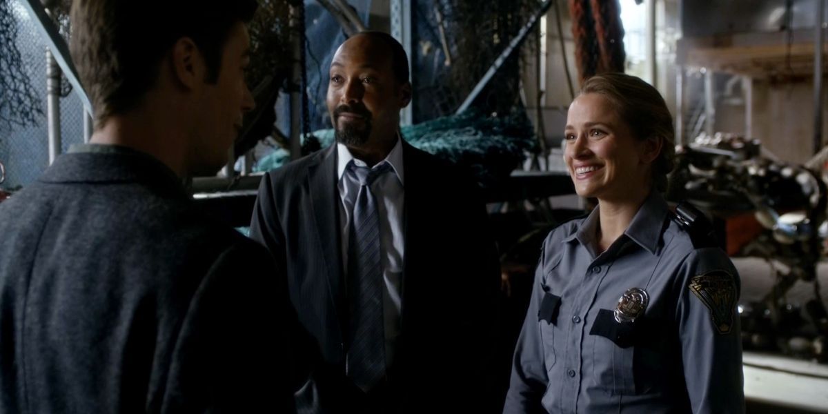 Patty Spivot talks to Barry Allen at the police station on The Flash