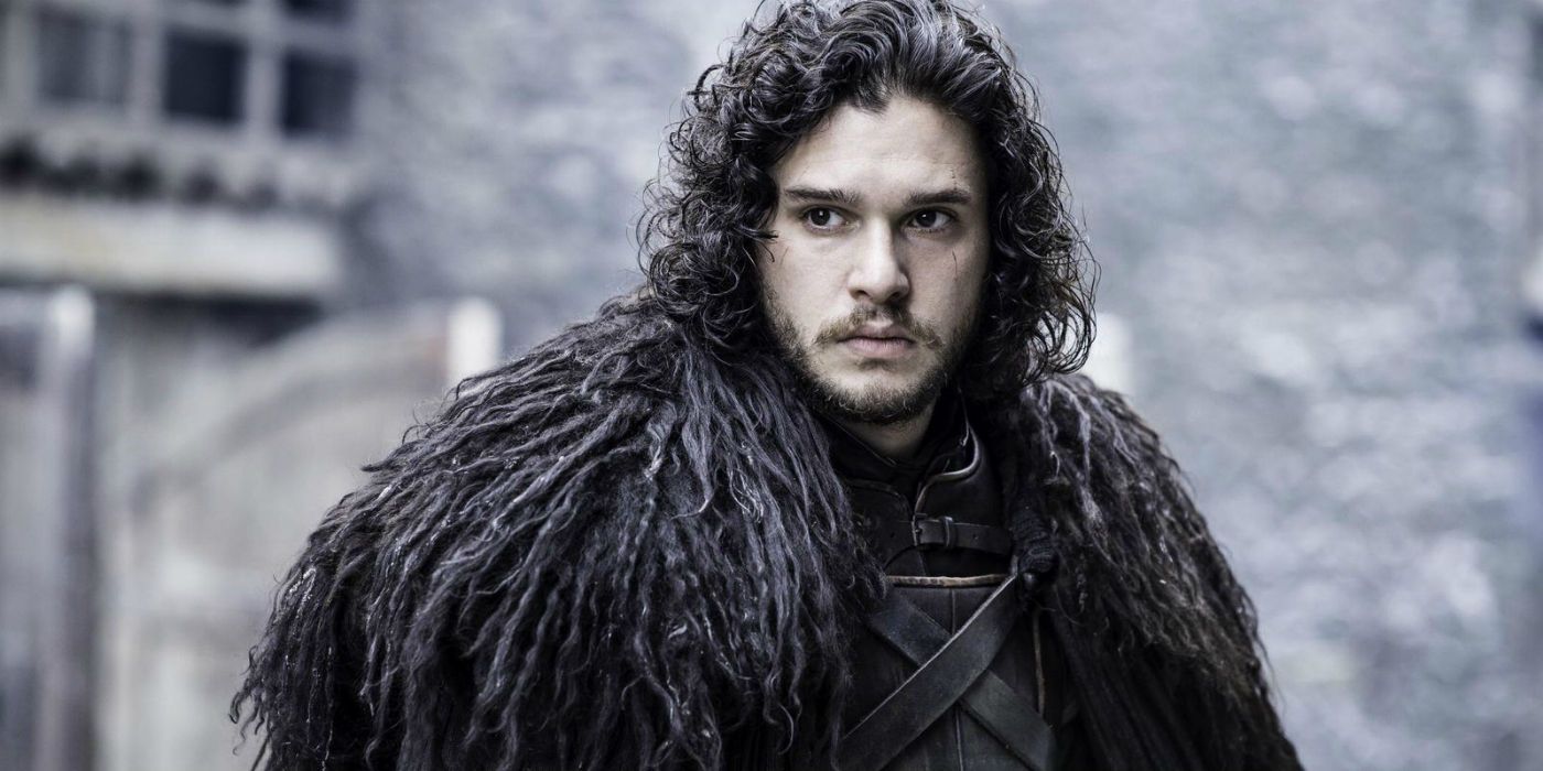 Jon Snow em Castle Black olhando atentamente para fora da câmera em Game of Thrones.