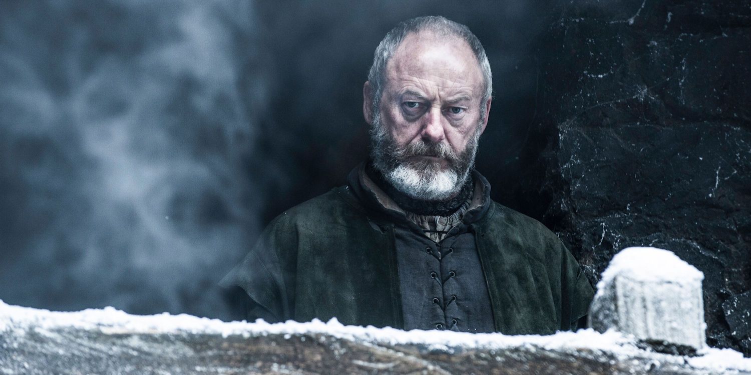 Davos Seaworth franzindo a testa e olhando para algo em Game of Thrones.