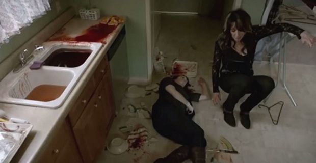 Gemma senta ao lado do cadáver de Tara em Sons of Anarchy