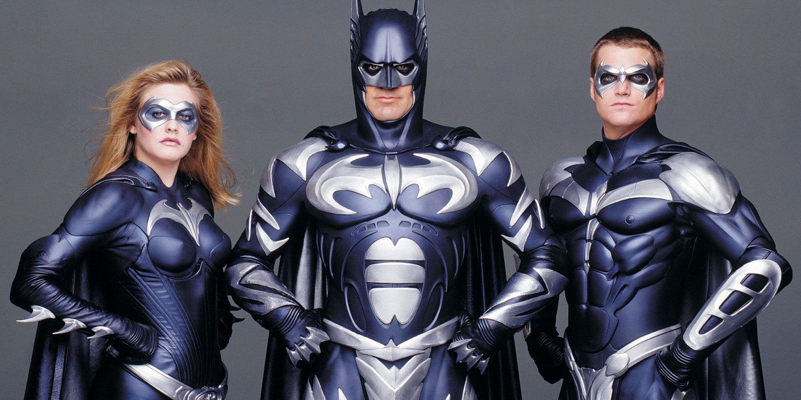 Batgirl, Batman e Robin com as mãos na cintura em Batman & Robin.